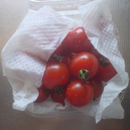 プチトマト買ってきたのでこちらの保存方法を参考にさせていただきました♪ミニトマトの苗も植えたので家庭菜園でたくさん収穫できたらどんどん活用します*＾＾*感謝です